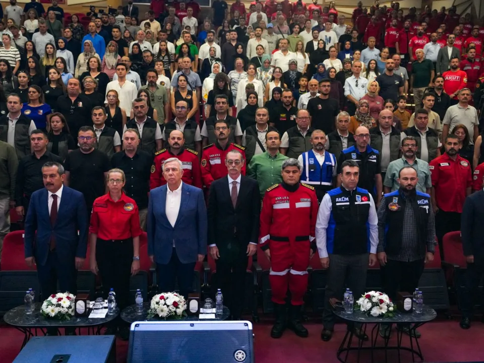 Etimesgut Belediyesi, AFAD, AKUT ve Orman Genel Müdürlüğü (OGM) şehitleri için anma programı düzenledi