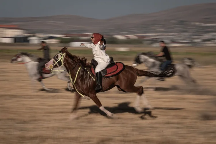 Erzurum’un doğasıyla bütünleşen atlı safari turları nefes aldırıyor