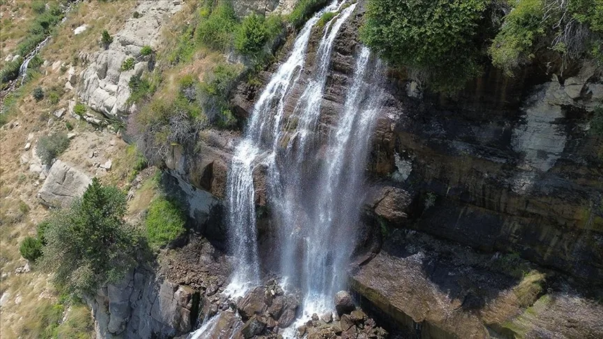 Antalya’nın kavurucu sıcaklarında Uçarsu Şelalesi serinlemek isteyenlerin adresi oldu