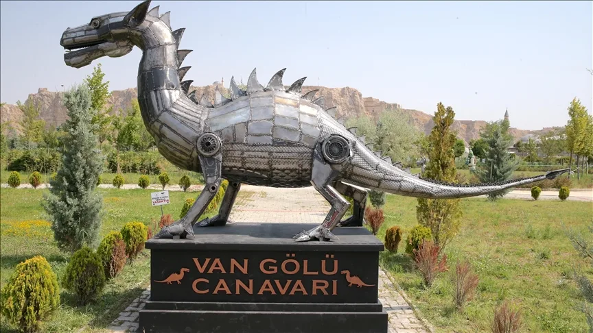 Hurda demirlerden yapılan “Van Gölü Canavarı” heykeli 350 bin liradan satıldı