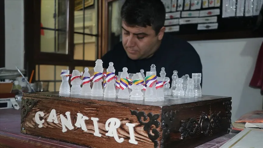 Çankırı’da bir zanaatkar tuzdan satranç takımı yaptı