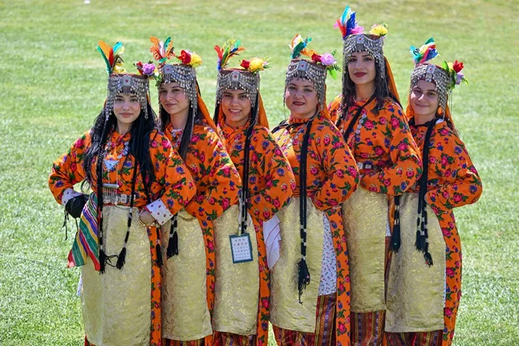 Anadolu kadınları yöresel kıyafetleriyle Malazgirt Zaferi kutlamalarını renklendirdi