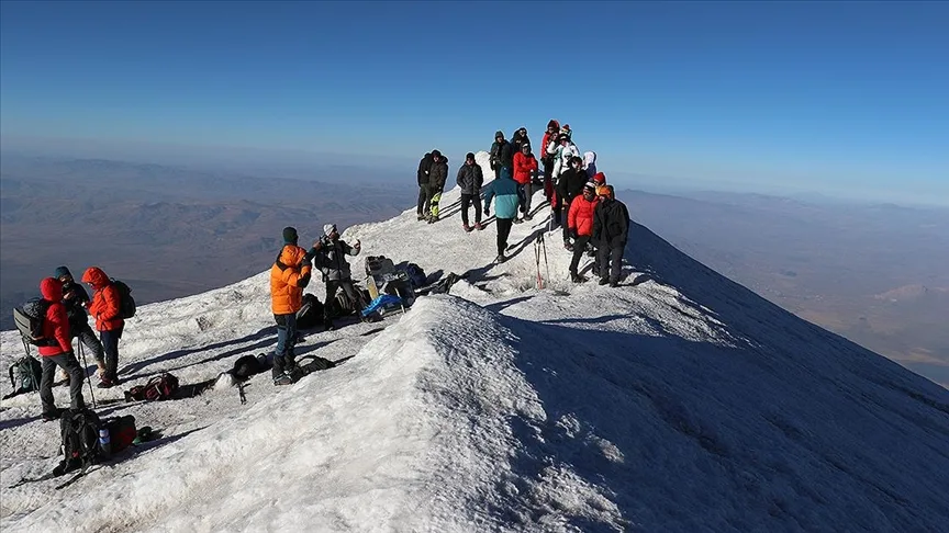 Ağrı Dağı Avrupa’dan Asya’ya, dünyanın dört bir yanından dağcıları ağırlıyor