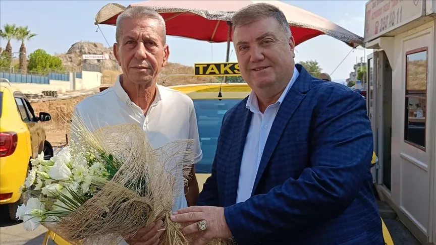 İzmir’de 45 yıldır trafik cezası yemeyen taksi şoförü ödüllendirildi