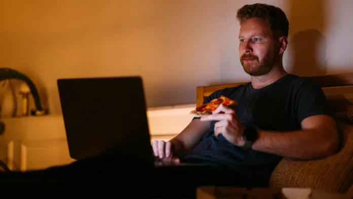 Geç Vakitte Yemek Gerçekten Kilo Aldırır mı? Beslenme Uzmanı Açıklıyor