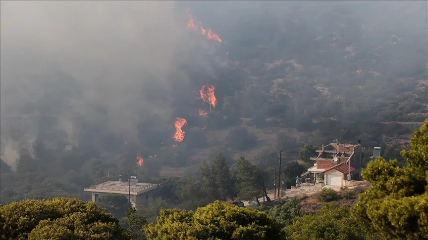 Atina yakınlarındaki Keratea bölgesinde çıkan yangın nedeniyle yeni yerleşim alanları tahliye edildi