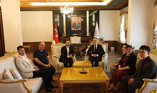 Çin Halk Cumhuriyeti Büyükelçisi Xuebin, Belediye Başkanı Arı’yı Ziyaret Etti