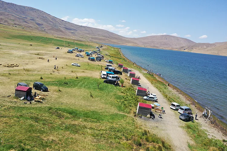 Ağrı’daki Balık Gölü bunaltıcı sıcaklarda serin havasıyla ziyaretçilere rahat bir nefes aldırıyor