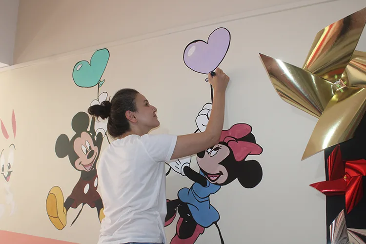 Tekirdağ’da öğretmen baba ve kızı çalıştıkları ilkokulun duvarlarını renklendirdi