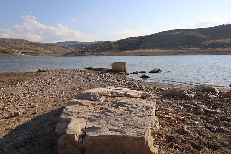 Çankırı’da baraj suları çekilince sular altındaki köyün kalıntıları ortaya çıktı