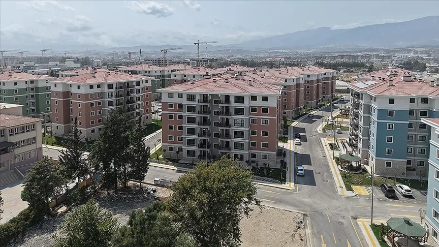 Depremlerde yıkımın simgesi olan “600 Evler Sitesi’nde yaşam yeniden başladı