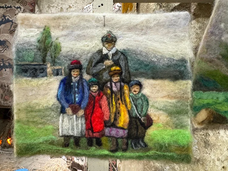 Cengiz Aytmatov’un romanlarındaki sahneler keçeyle sanat eserine dönüşüyor