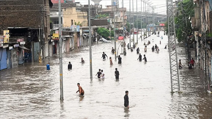 Pakistan’daki muson yağmurları nedeniyle haziran sonundan bu yana ölenlerin sayısı 657’ye yükseldi