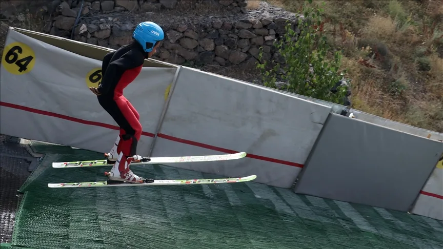 Kayakla atlama kulelerinde “kuş gibi” hisseden çocuklar