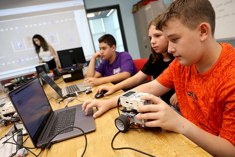 DENEYAP atölyeleri geleceğin yazılım mühendislerini yetiştiriyor