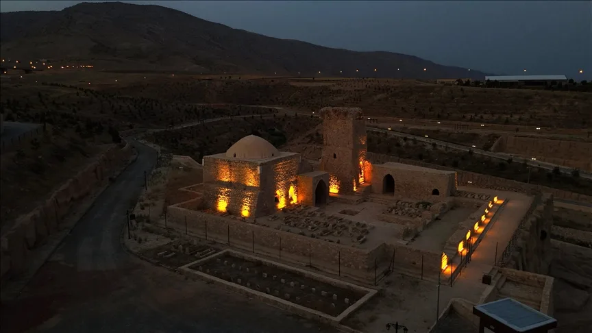 Kavurucu sıcaklarda tarihi Hasankeyf ilçesi ziyaretçilerini akşam serinliğinde ağırlıyor
