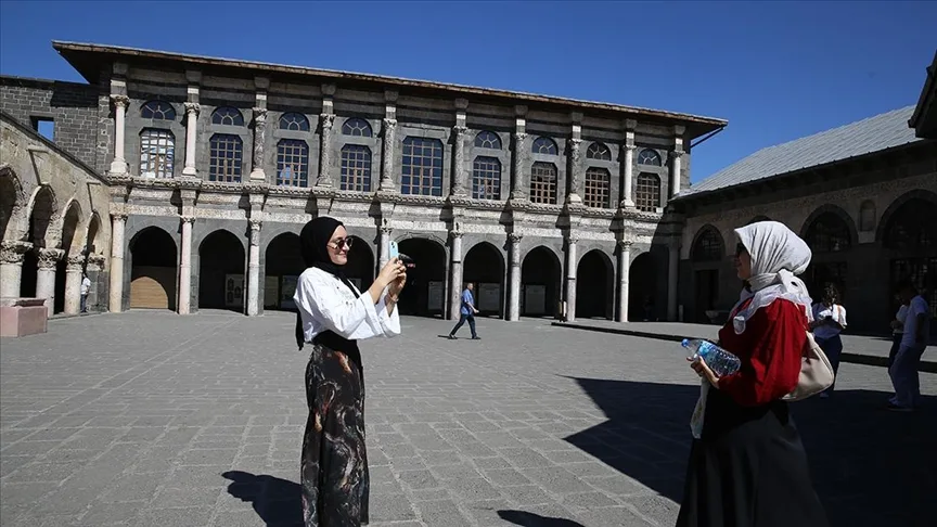 Yurtlarda ücretsiz konaklayan gençler tatil için 40 dereceyi aşan sıcakta Diyarbakır’a geldi
