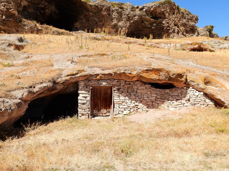 Kütahya’nın Tarihle Oyulmuş Yüzü: Frig Mağaraları
