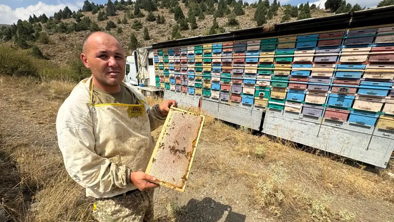 Böyle bal üretimi görülmedi: TIR’ı ile çiçek çiçek geziyor