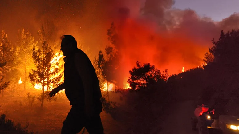 Mersin ve Hatay’da orman yangınlarındanda evler tahliye edildi