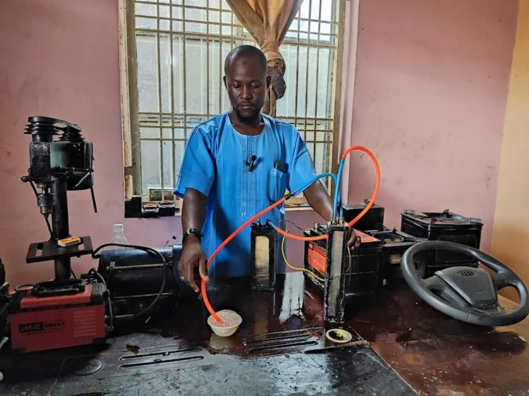 Nijeryalı mühendis Abubakar, araçların suyla çalışmasını sağlayan cihaz geliştirdi