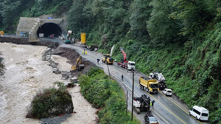 Rize’de etkili olan sağanağa ilişkin AFAD Müdürlüğü’nde koordinasyon toplantısı yapıldı