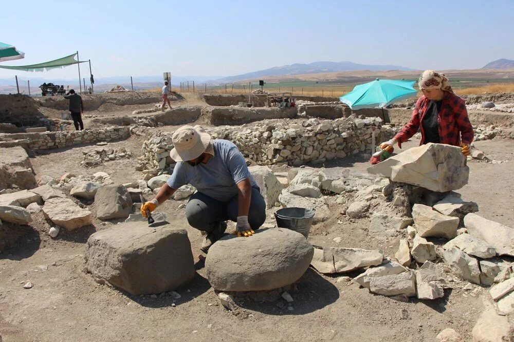 Kuzey Türkiye’deki Oluz Höyük’te 2.600 Yıllık Yeşil Tüf Taşından Yapılmış Kayıp Tapınak Bulundu