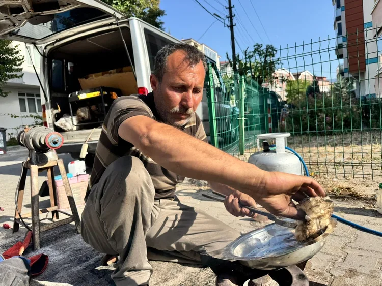 Unutulmaya yüz tutmuş kalaycılığı yaşatmak için şehir şehir dolaşıyorlar