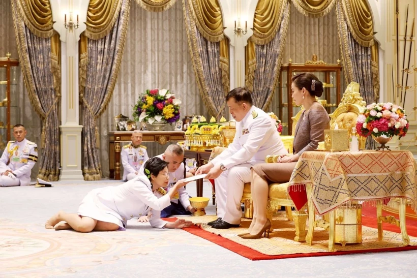 Hükümet yeni görevine kral’ın huzurunda sürünerek başladı