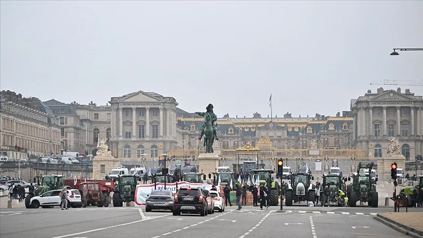 Fransız çiftçiler, Versay Sarayı’nın önünde traktörleriyle eylem yaptı