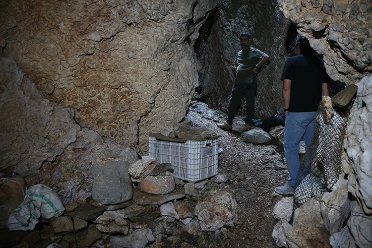 Adıyamanlı köylüler kışlık yiyeceklerini geleneksel yöntemle mağarada saklıyor
