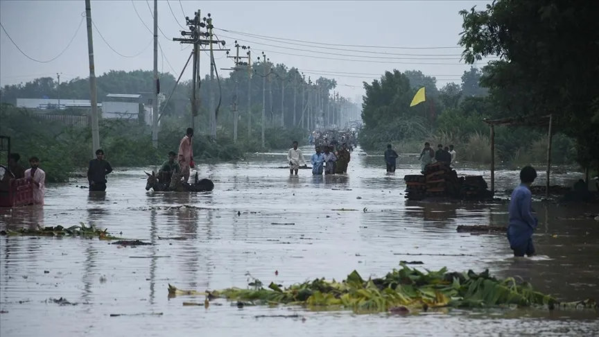 Pakistan’da şiddetli yağışların yol açtığı sellerde tahliye çalışmaları zorlu şartlarda sürüyor