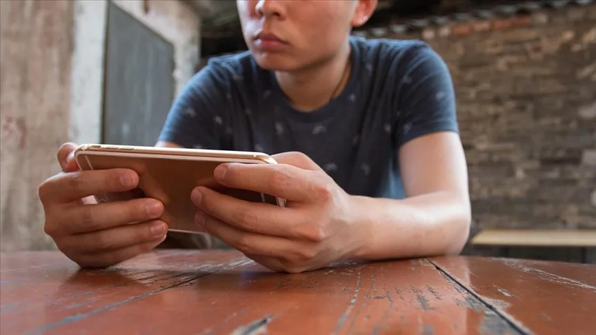 Kontrolsüz sosyal medya kullanımı ve şiddet içerikli oyunlar ergenleri tehdit ediyor