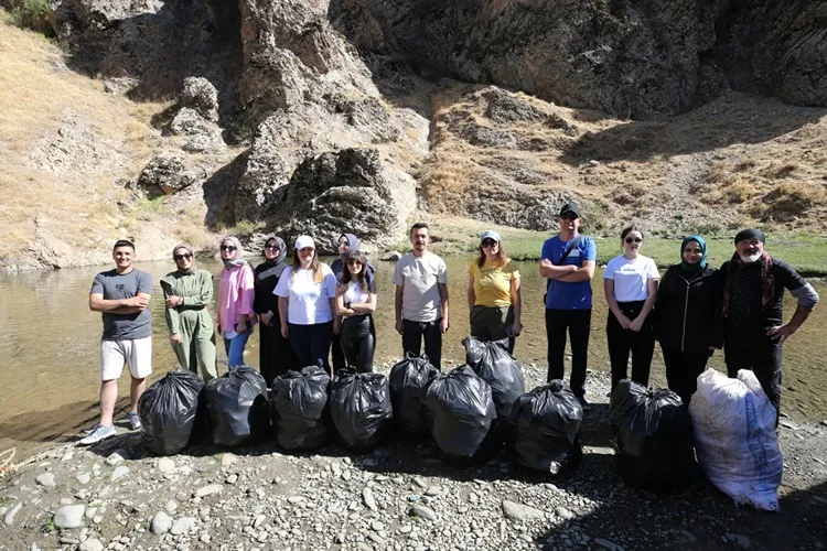 Doğa harikası Kızılağaç Kanyonu’nda yürürken çevre bilinciyle çöp de topladılar