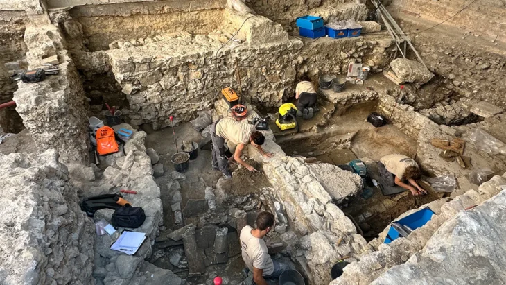 Önemli Erken Hristiyanlık Keşfi: Pazar Yerinin Altında 1.500 Yıllık Katedral ve Vaftizhane Bulundu