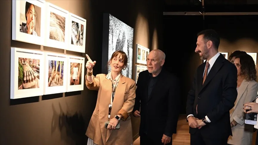 Dünyaca ünlü fotoğrafçı Steve McCurry’nin “The Haunted Eye” sergisi sanatseverlerle buluştu