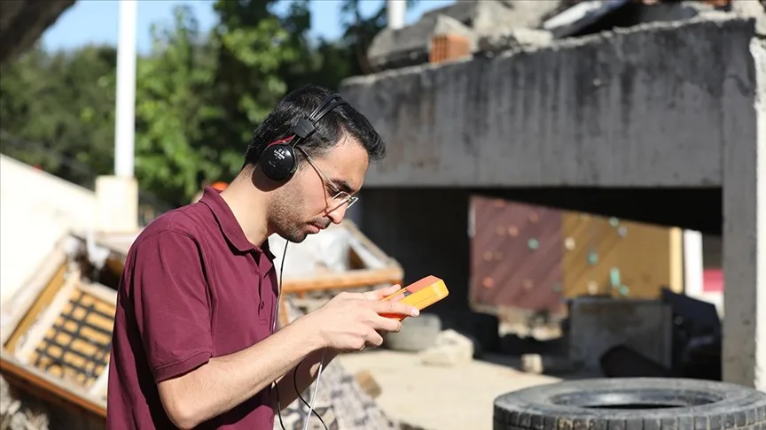 Geliştirilen cihaz depremde enkazdakilerin yerini tespit edip iletişim kurulmasını sağlıyor
