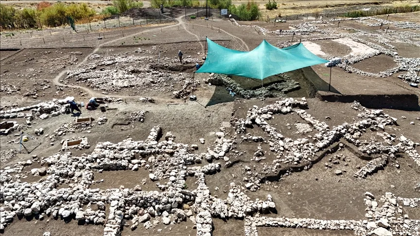 Türkiye’de Çayönü Tepesi’nde 9.500 Yıllık Kırmızı Zeminli Kamu Binası Bulundu