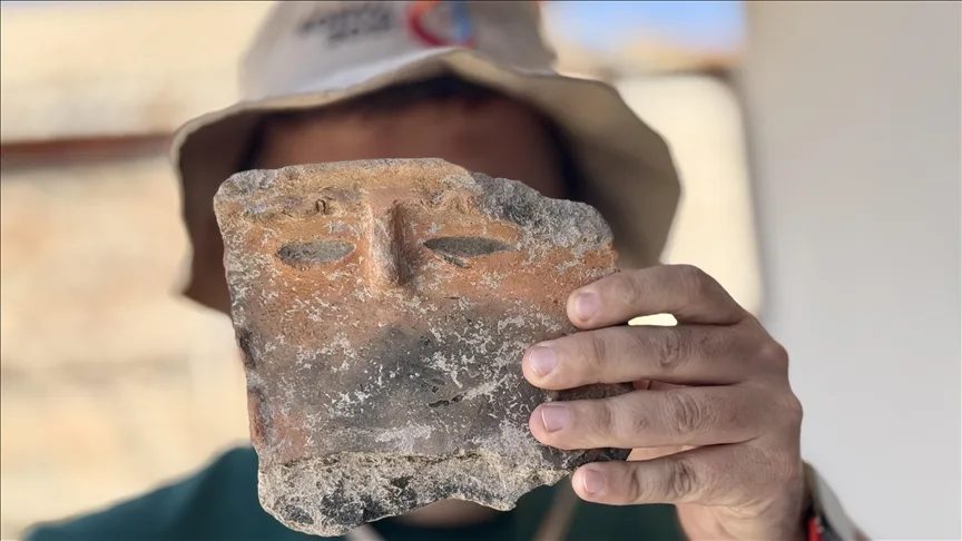 Konya’nın Gökhöyük Mevkiinde 5.000 Yıllık “İnsan Yüzlü” Çanak Çömlek Parçası Bulundu