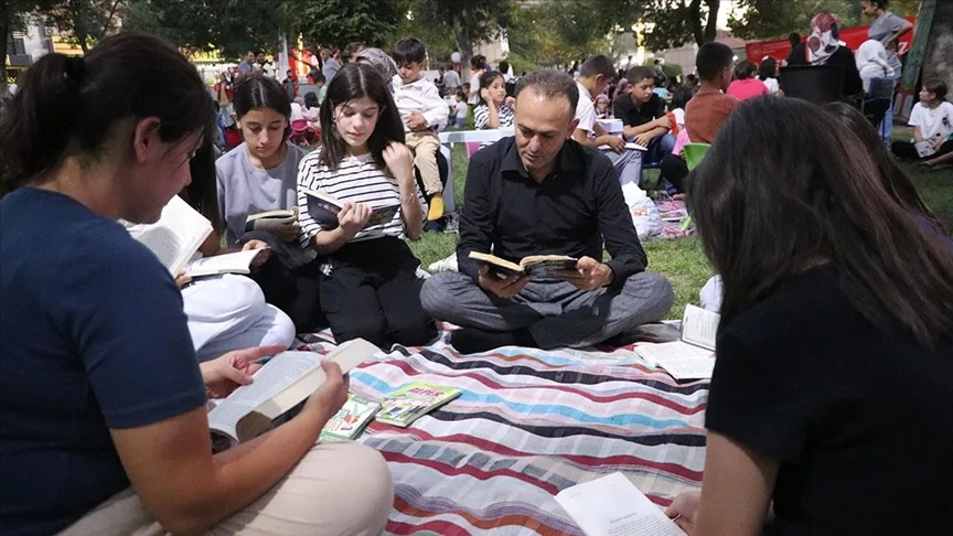Siirt’te ailelerin çocuklarıyla kitap okuması için parklarda etkinlikler düzenleniyor