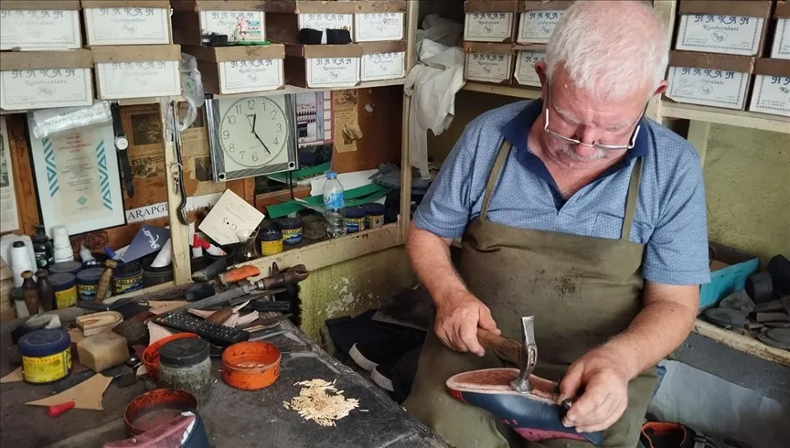 Malatya’nın tescilli “Arapgir tahta çivili ayakkabıları”nı 55 yıldır üretiyor