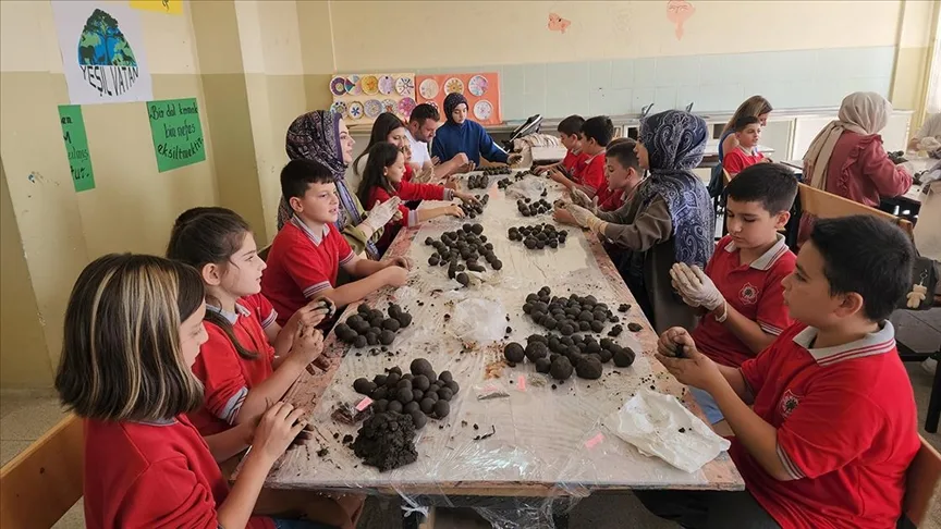 Öğrenciler, yanan ormanlık alanların yeniden yeşermesi için 5 bin tohum topu hazırladı