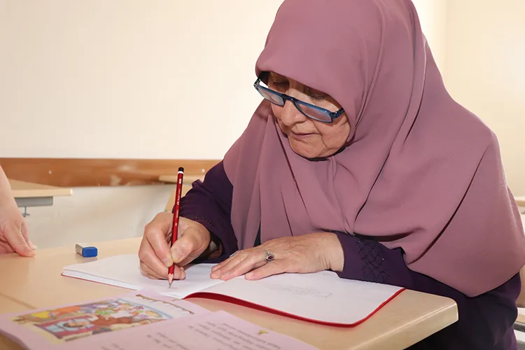 Okuma yazma bilmediği yıllarda sürekli kaybolan Nimet nine artık rahatça geziyor