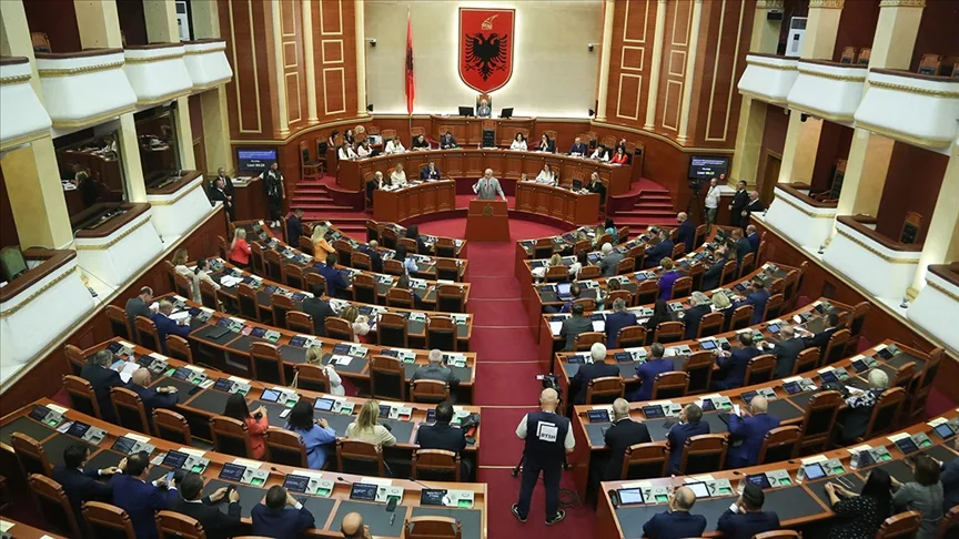 Arnavutluk’ta aralarında yapay zekadan oluşturulan Bakan Diella’nın da olduğu yeni kabine açıklandı