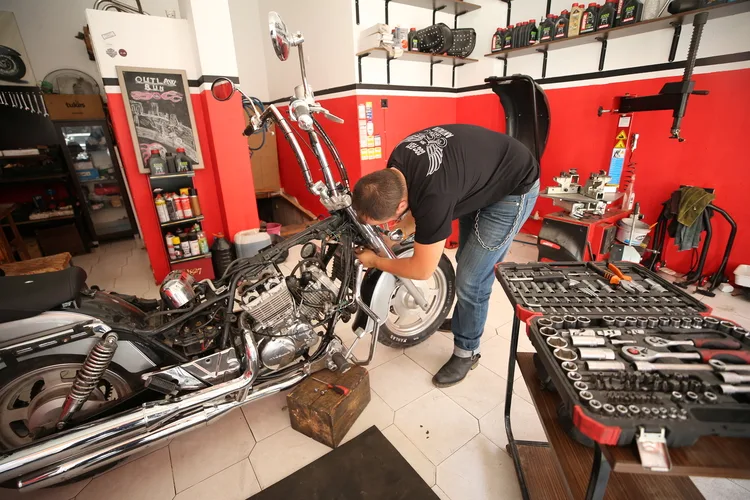 Klasik motosiklet tutkunu genç, kendi motosikletini tamir ederken meslek sahibi oldu