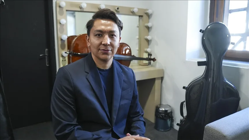 Kazak çellist Oktyabr, Türk melodilerini çelloyla dünyaya taşıyor