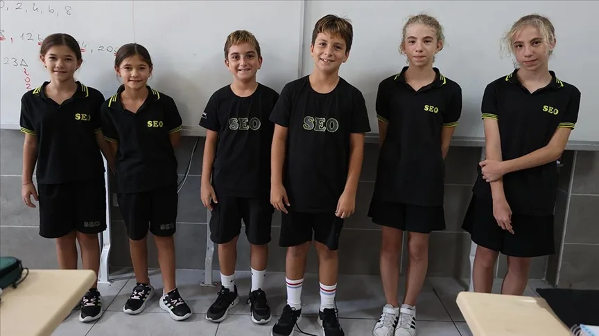 Antalya’da aynı sınıfta 3 ikiz öğrenci eğitim görüyor