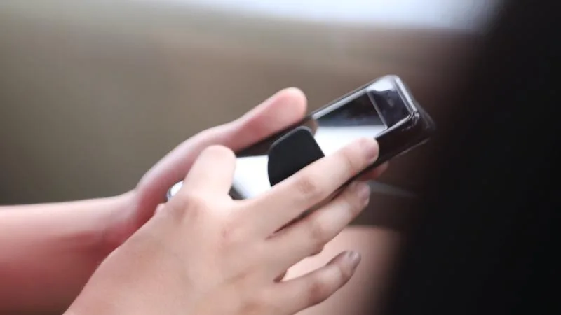 Fransa’da ortaokullarda cep telefonu yasağı yürürlüğe girdi