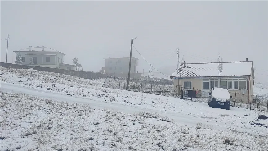 Doğu Karadeniz’in yüksek kesimleri beyaza büründü