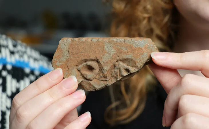 Pictlerin yüzü mü? İskoç Tepe Kalesi’nde Nadir Bir Oyma Taş Bulundu.